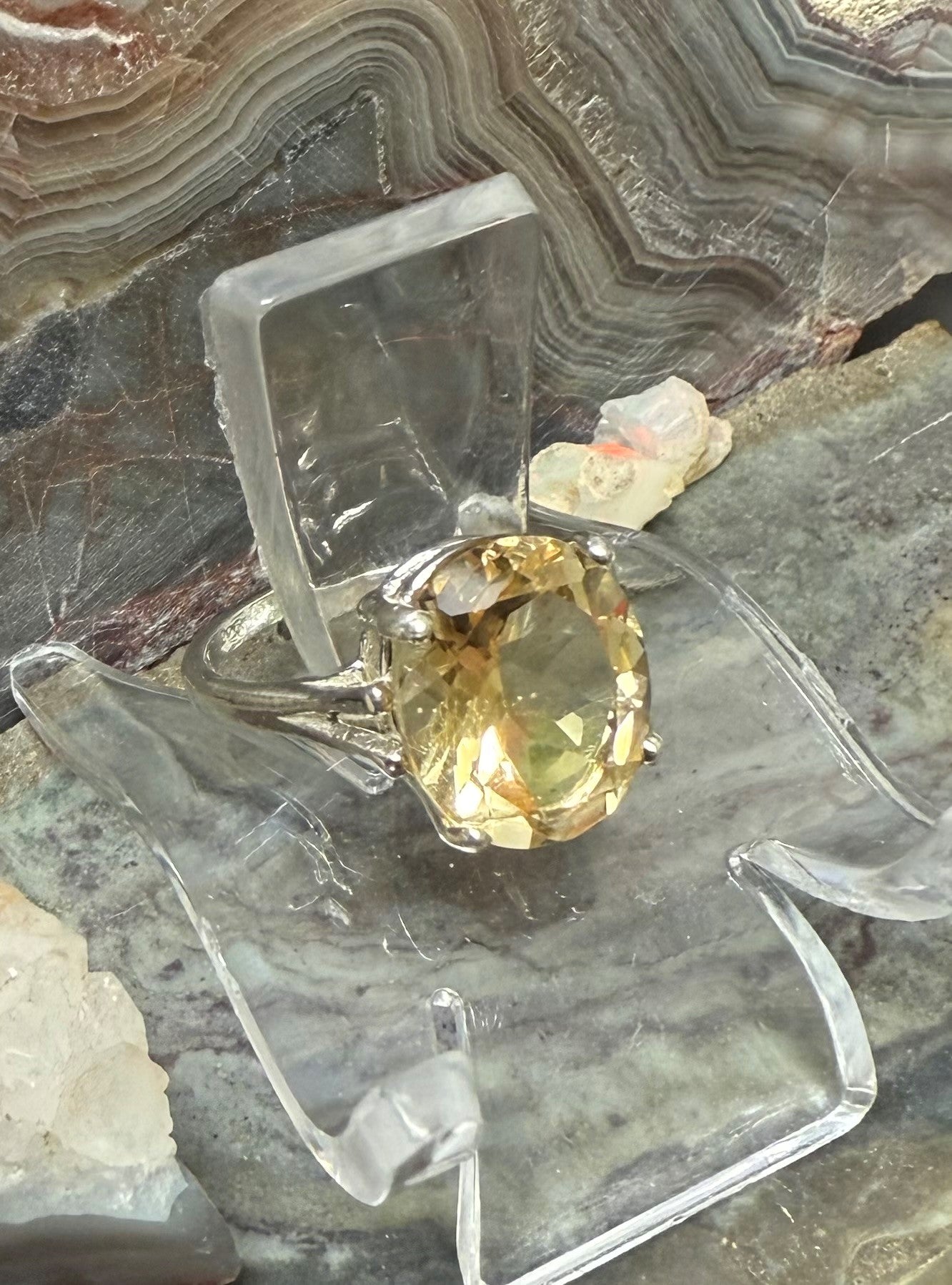 Anillo de plata de ley con citrino